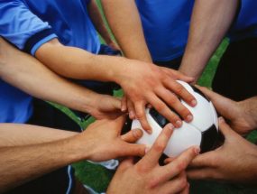 Психологическое состояние команд: Как оно влияет на исходы спортивных событий и ставки